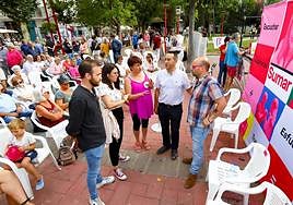 Andrés Gonzalo, junto a varios candidatos más, en el acto público celebrado en el Antonio Machado.