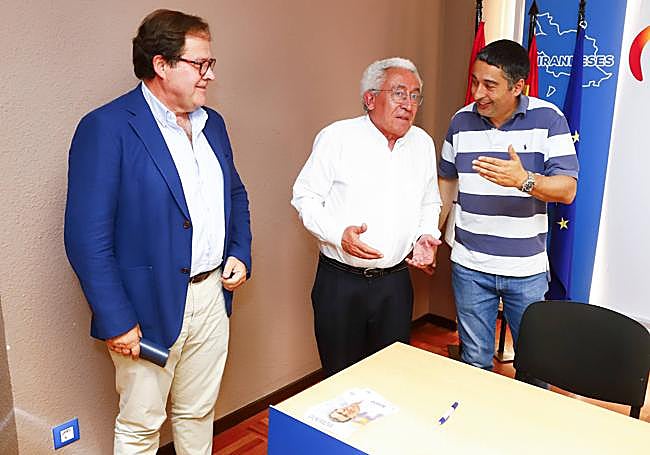 De Foronda, junto a Aparicio y Castro en la sede del PP.