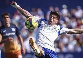 Simeone hace un escorzo para controlar el balón en un partido con el Zaragoza.