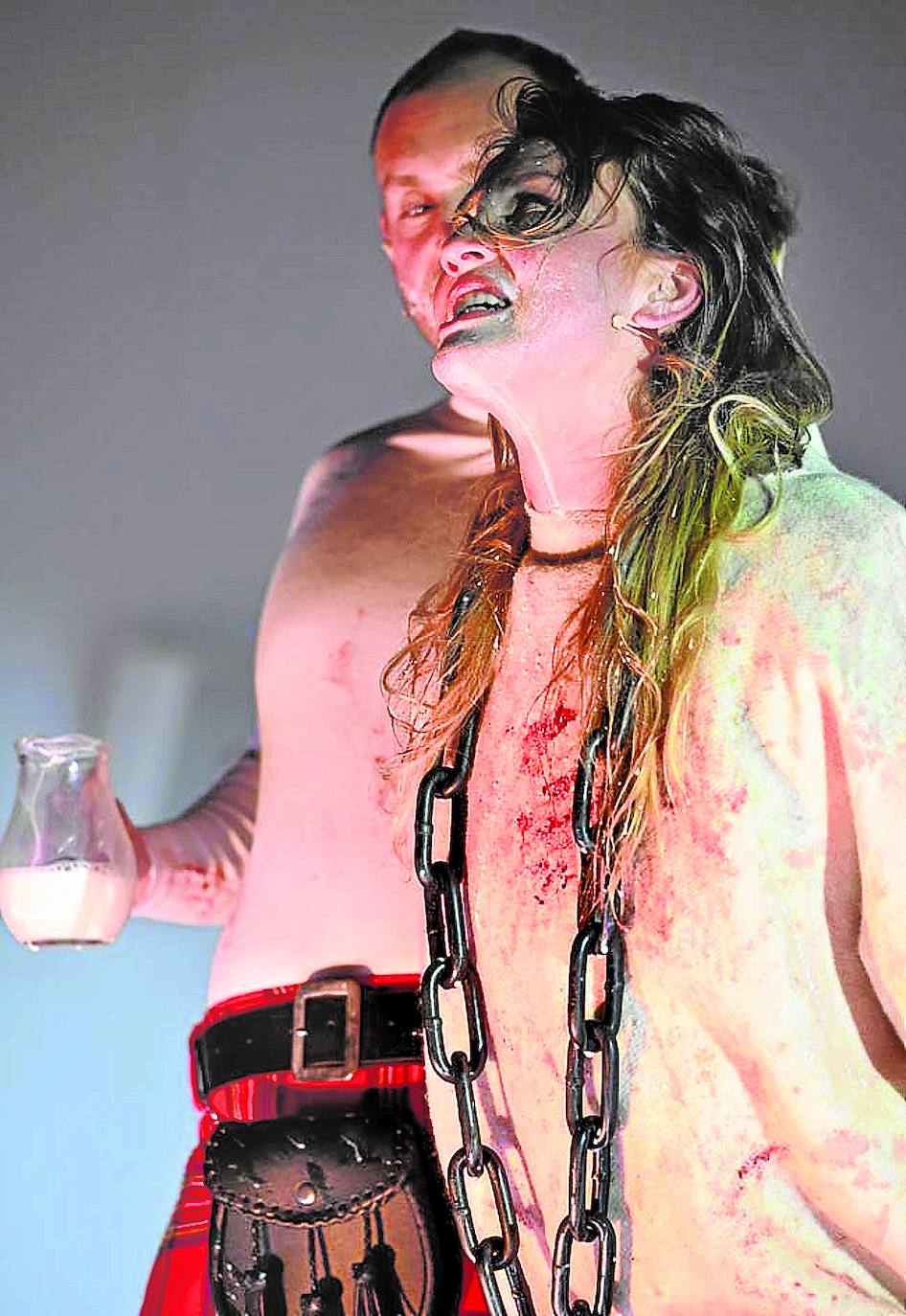 Imagen - De diadema. La actriz Ainhoa Etxebarria, en 'Erresuma/Kingdom/Reino', dirigida por Calixto Bieito.