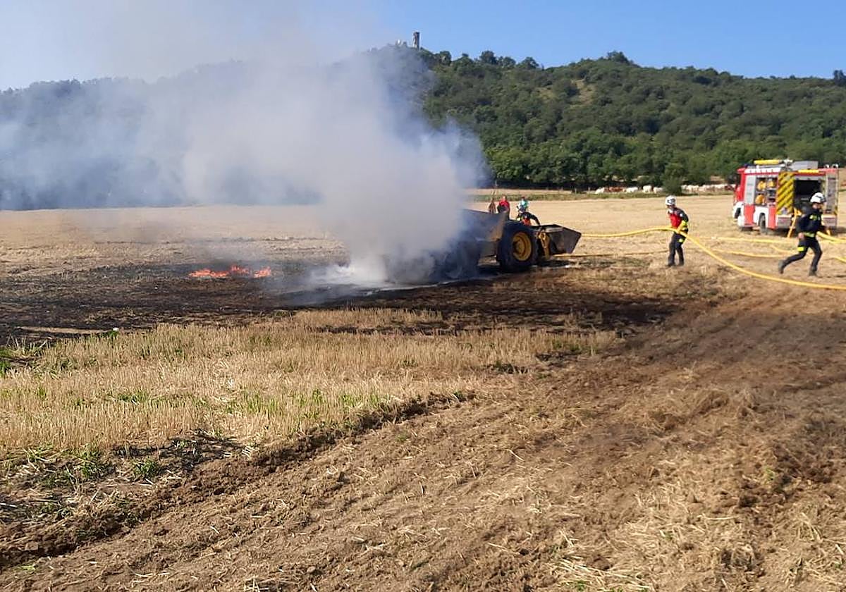 Sofocan un incendio en un tractor en la localidad alavesa de Guevara