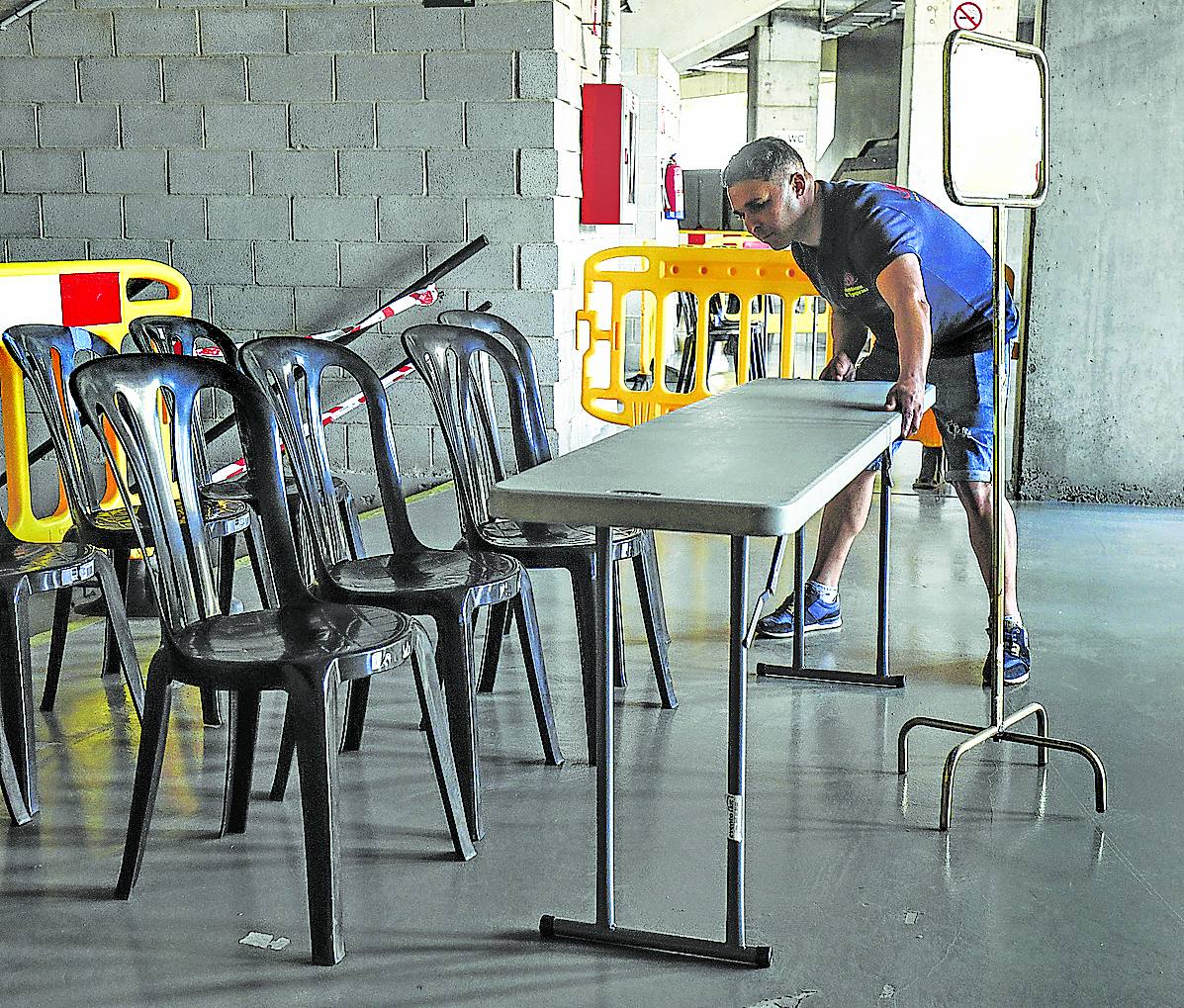 Los trabajos para la colocación de las mesas electorales arrancaron ayer en el Iradier Arena.