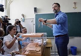 Santiago Abascal, votando en un colegio electoral de Madrid.
