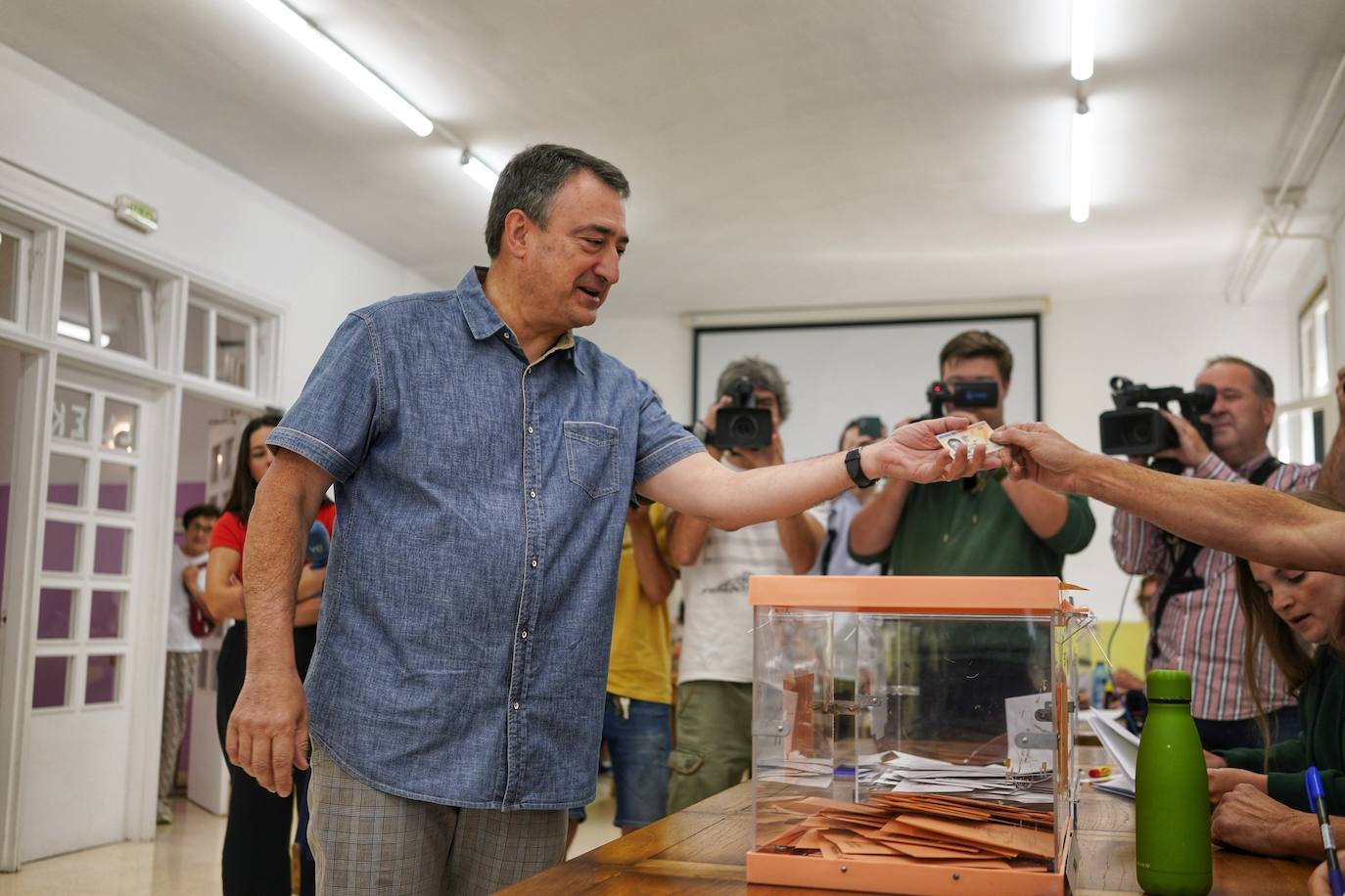 Aitor Esteban ha votado en Zeberio a las once de la mañana. 