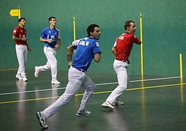 Los cuatro protagonistas siguen la trayectoria de un zurdazo de Elordi.