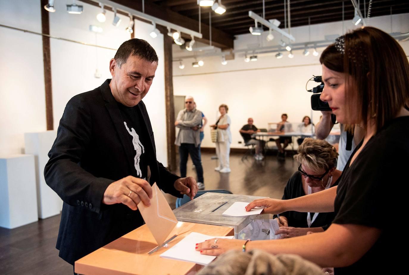 El coordinador general de EH Bildu, Arnaldo Otegi, ha votado este domingo en la localidad guipuzcoana de Elgoibar. 