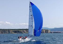 El Tchin Tchin, ganador de la clase Regata, en plena acción.