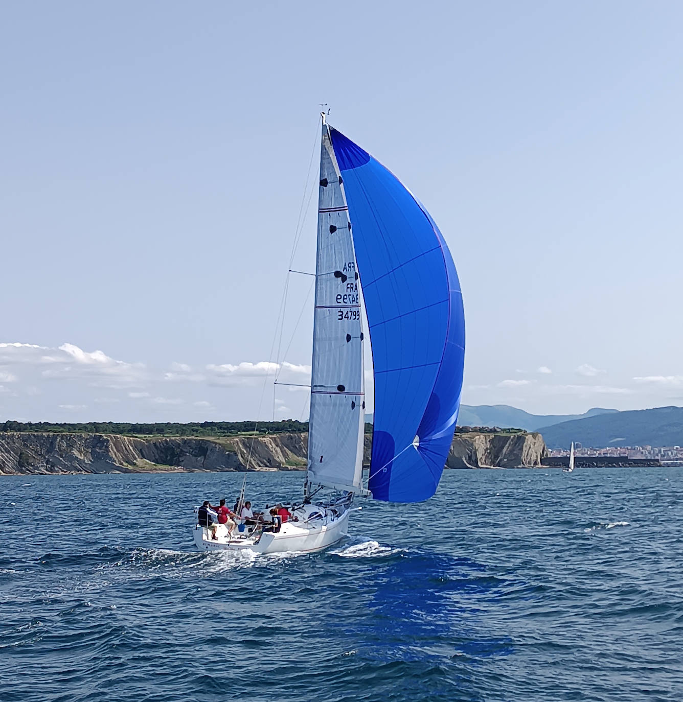 El Tchin Tchin, ganador de la clase Regata, en plena acción.