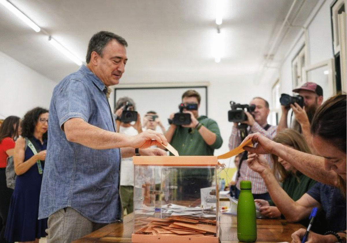 Los candidatos vizcaínos han ejercido su derecho a voto por la mañana.