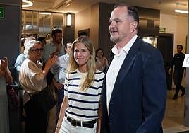 Carlos Iturgaiz, junto a la cabeza de lista por Bizkaia, Bea Fanjul, tras el recuento.