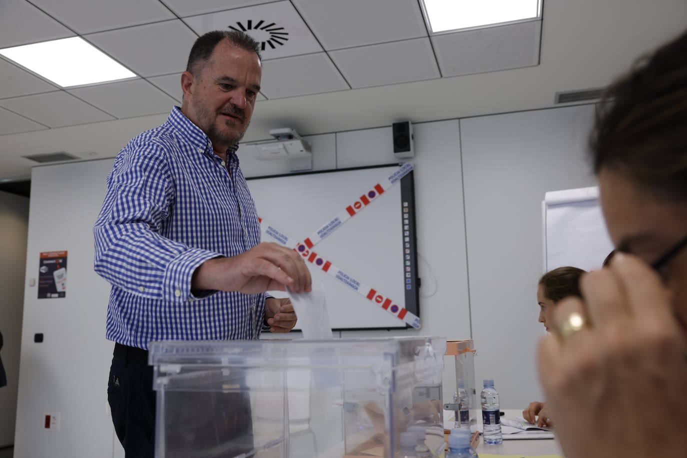 Carlos Iturgaiz, presidente del Partido Popular Vasco, ha votado esta mañana a las 9.30 horas en Getxo.