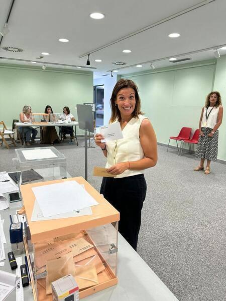 Joana Arce, candidata del PP por Gipuzkoa, vota a las 9.30 horas en Irún.