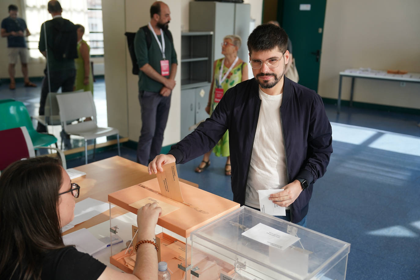 Lander Martínez, candidato de Sumar en Bizkaia, ha votado a las 10.00 horas en el centro cívico de San Francisco de la capital vizcaína.