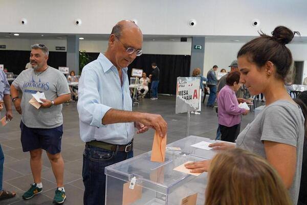 El cabeza de lista por el PNV al Congreso en Álava, Mikel Legarda, vota en las oficinas municipales de San Martín, en la capital alavesa a las 9.30 horas