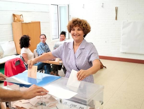 La cabeza de lista por Sumar en Gipuzkoa, Pilar Garrido, ha ejercido el derecho a voto a las 10.30 horas en el colegio público infantil Zuhaizti.