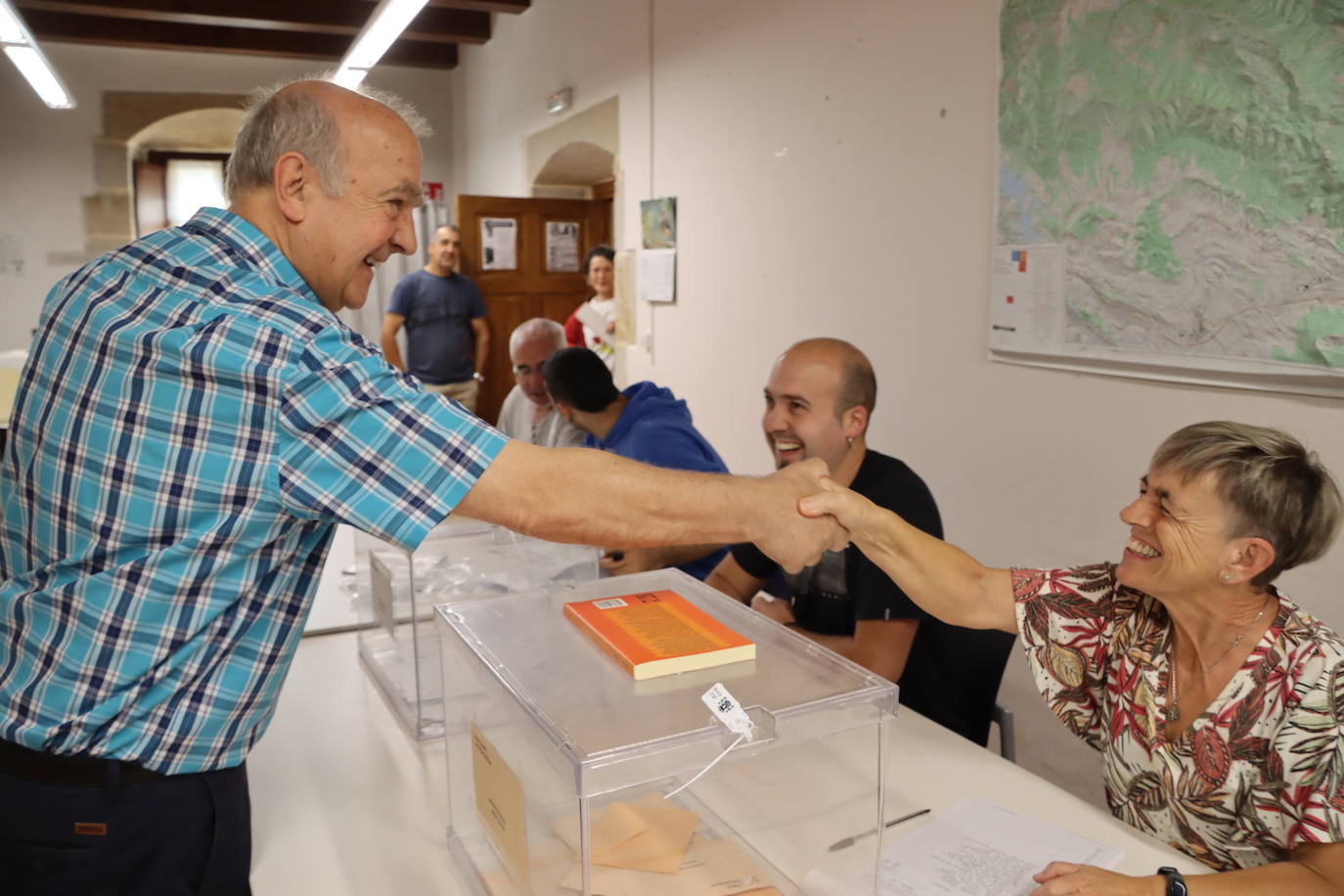 Iñaki Ruiz de Pinedo, candidato de EH Bildu al Congreso por Álava, ha votado en Zalduondo