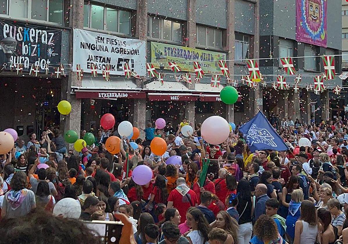 Un policía resulta herido cuando reducía a un implicado en una pelea en fiestas de Etxebarri