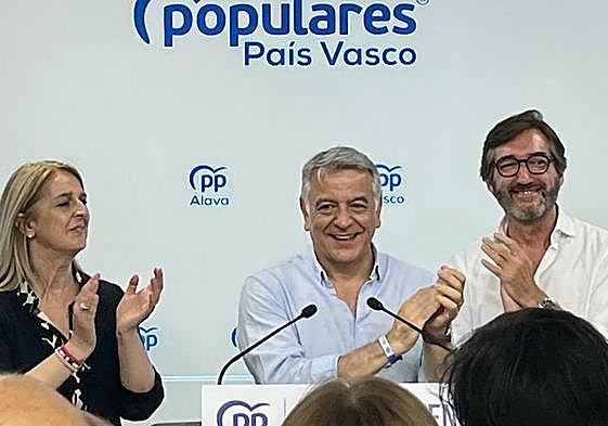 Javier De Andrés, junto a Iñaki Oyarzábal y Ainhoa Domaica, este domingo en la sede del PP de Vitoria tras el recuento.