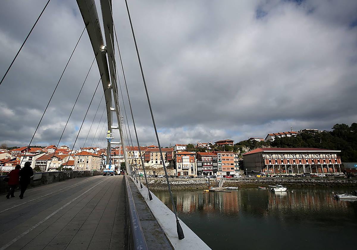 Según la víctima, los hechos se produjeron en la parte trasera del frontón de Plentzia.