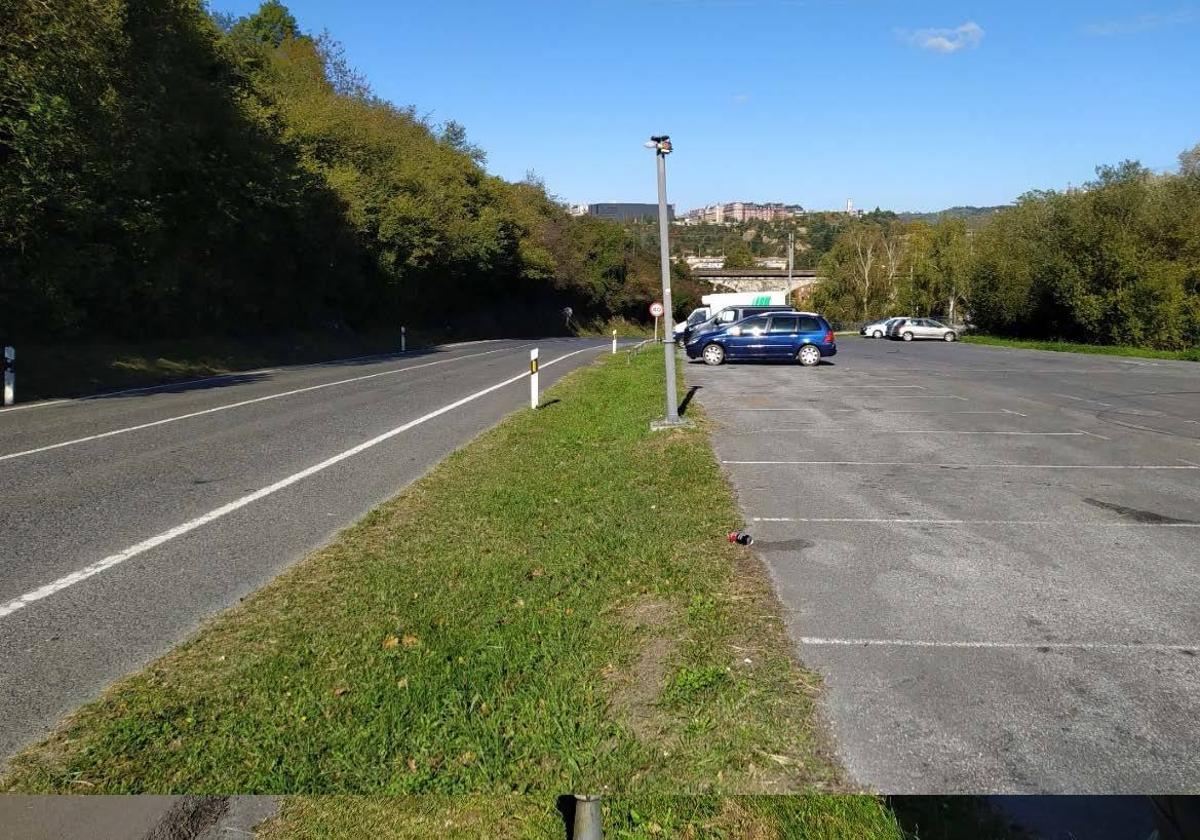 La carretera actualmente carece de acera