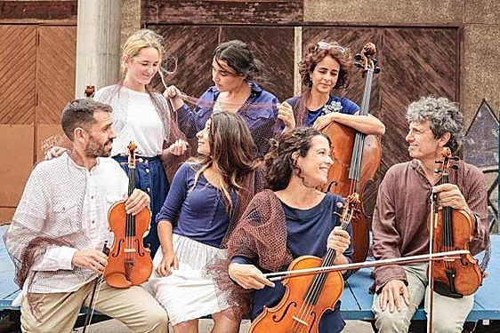 Componentes de Tarantela Dantza Taldea con los músicos de Oreka Quartet que actuarán en Lekeitio.