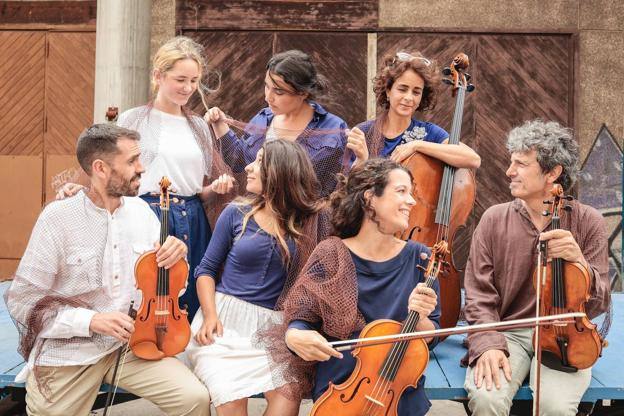 Componentes de Tarantela Dantza Taldea con los músicos de Oreka Quartet que actuarán en Lekeitio.