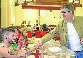 Patxi López votó en Portugalete.