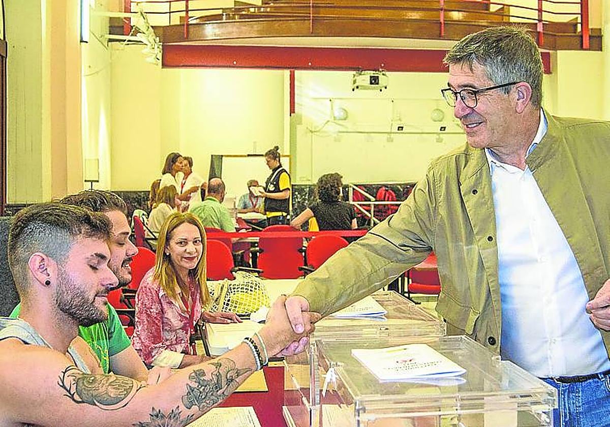 Patxi López votó en Portugalete.