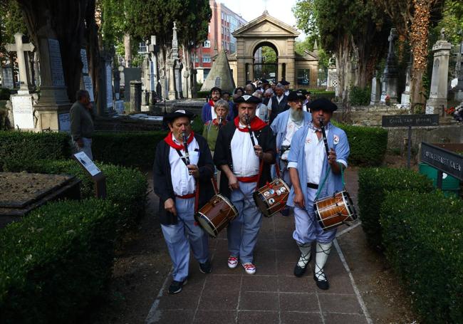 Los txistularis, con Bastida y Delika a la cabeza, avanzan por Santa Isabel.