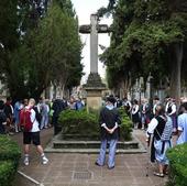 Paseíllo hacia el cielo en el cementerio de Santa Isabel
