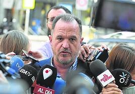 El presidente del PP vasco, Carlos Iturgaiz, a su llegada ayer a la Junta Directiva Nacional en la sede de la calle Génova, en Madrid.