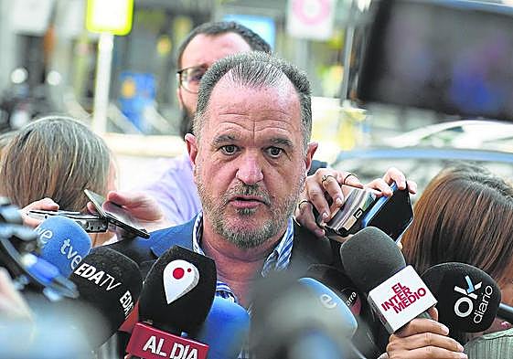 El presidente del PP vasco, Carlos Iturgaiz, a su llegada ayer a la Junta Directiva Nacional en la sede de la calle Génova, en Madrid.