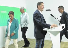 Arnaldo Otegi, Mertxe Aizpurua, Gorka Elejabarrieta y Oskar Matute, ayer en San Sebastián.