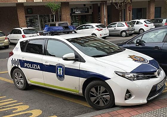 Un coche de la Guardia Urbana de Arrigoriaga estacionado junto a la casa consistorial.
