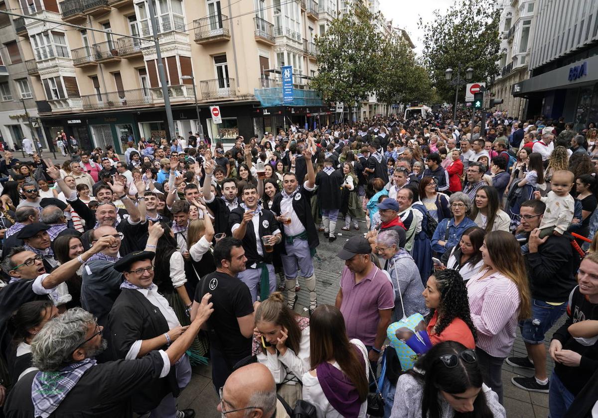Blusas y neskas de Bereziak avanzan por la calle Dato rodeados de espectadores.