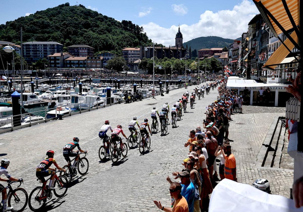 El paso del Tour por Lekeitio ha dejado imágentes históricas.