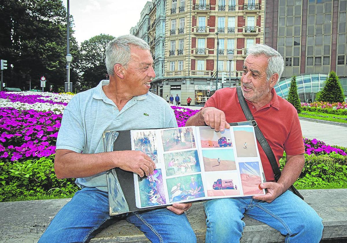 Recuerdos. Jose Trujillo y Kiko Cabezas repasan las fotos que conservan del viaje.