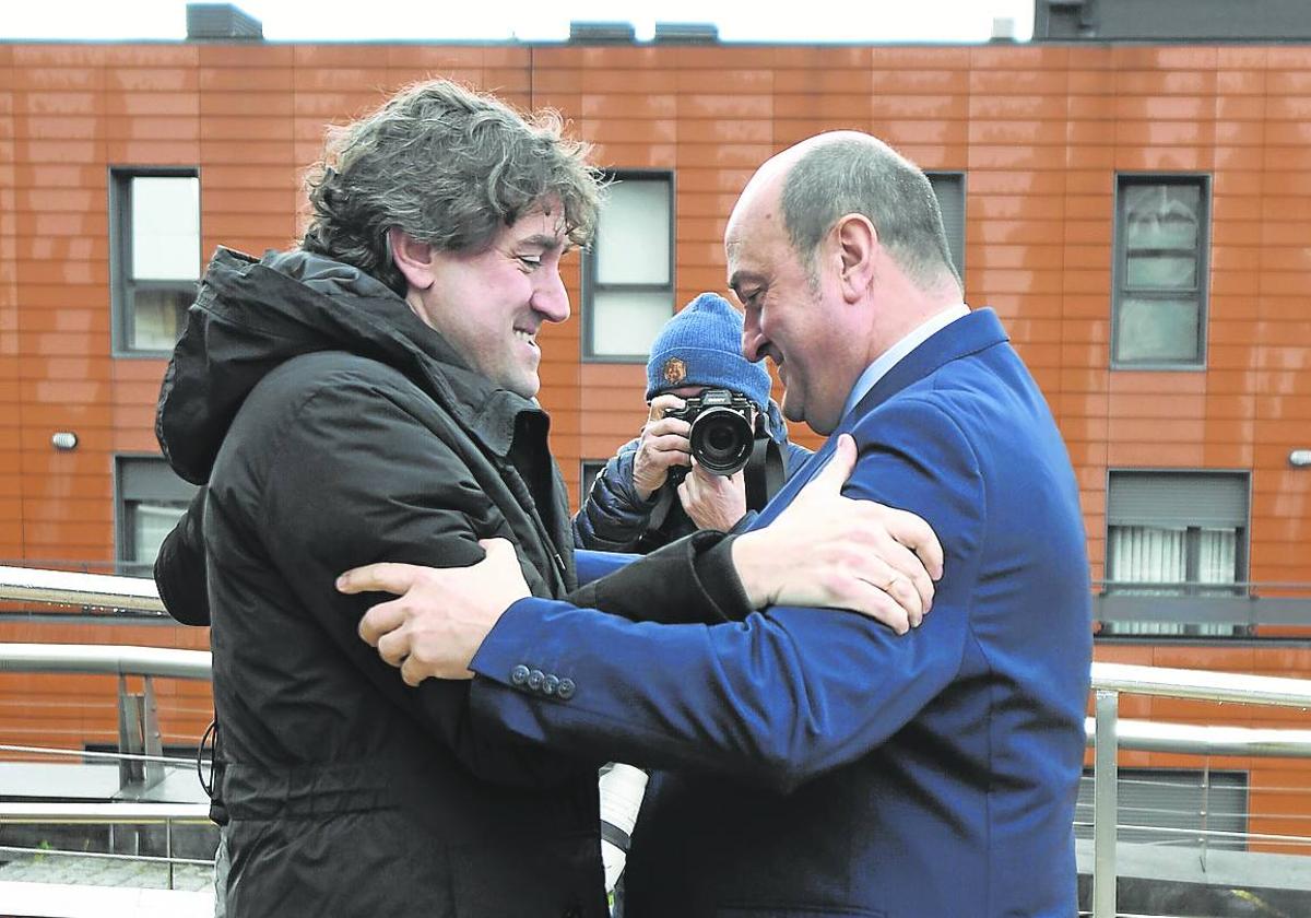 Eneko Andueza y Andoni Ortuzar, en el funeral de Rodolfo Ares.