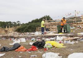 Decenas de operarios trabajan desde primera hora en la limpieza de las campas.