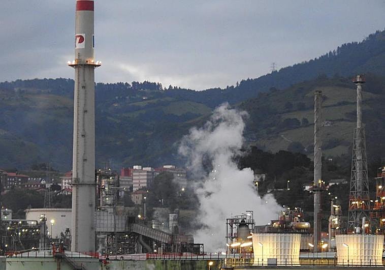 Extinguido el incendio en la planta de Petronor en Muskiz