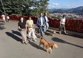 La guía propone al visitante cuatro rutas distintas, ofrece un listado de locales a los que acceder con los canes y añade indicaciones para el transporte.