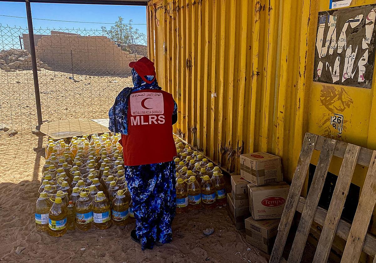 Botellas de agua enviadas a los campamentos de refugiados saharauis de Tinduf.