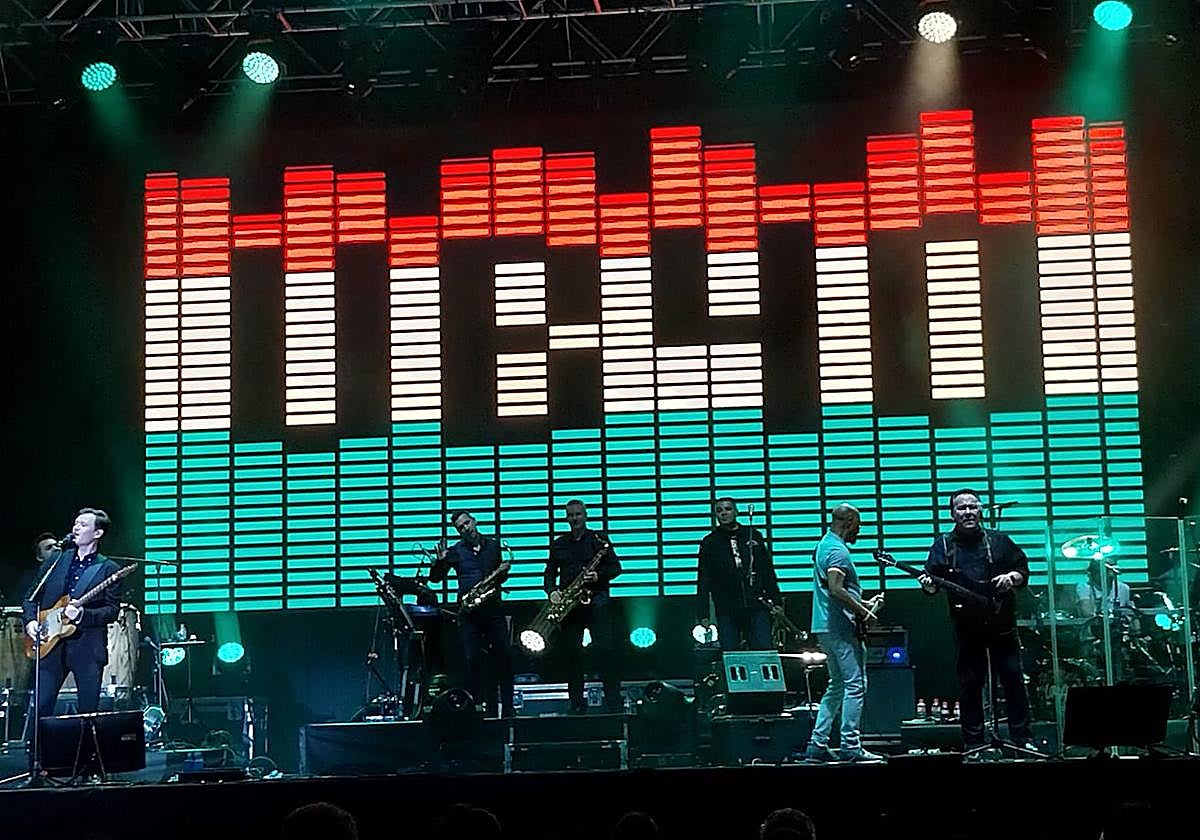 UB40 tocando la sexta de las 20, 'Champion'.