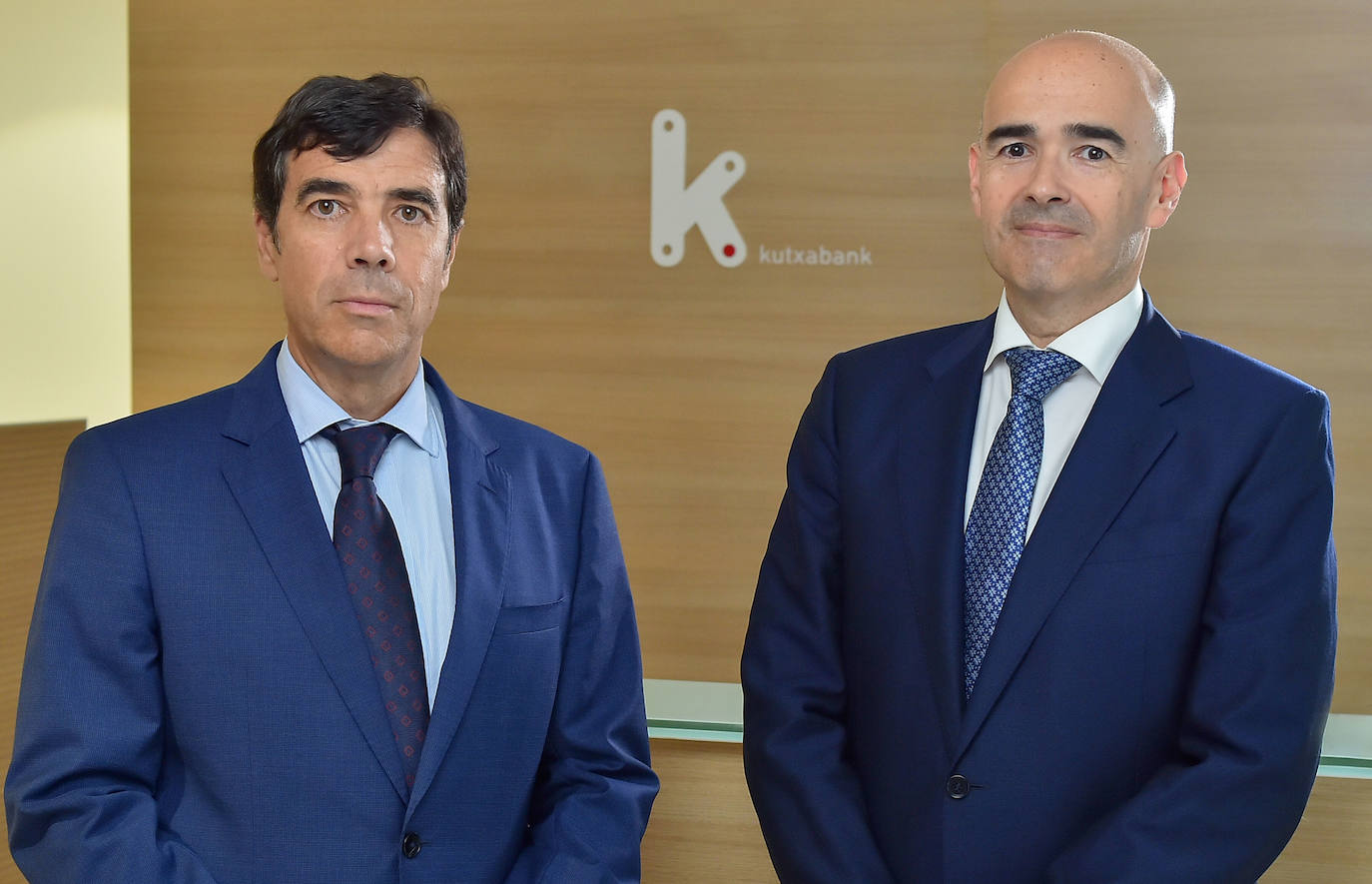 Antón Arriola, presidente de Kutxabank, a la izquierda, junto al consejero delegado del banco, Eduardo Ruiz de Gordejuela.