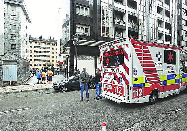 La UVI móvil, aparcada ante el edificio de la calle Facetos desde el que se precipitaron las menores. p. lorenzana