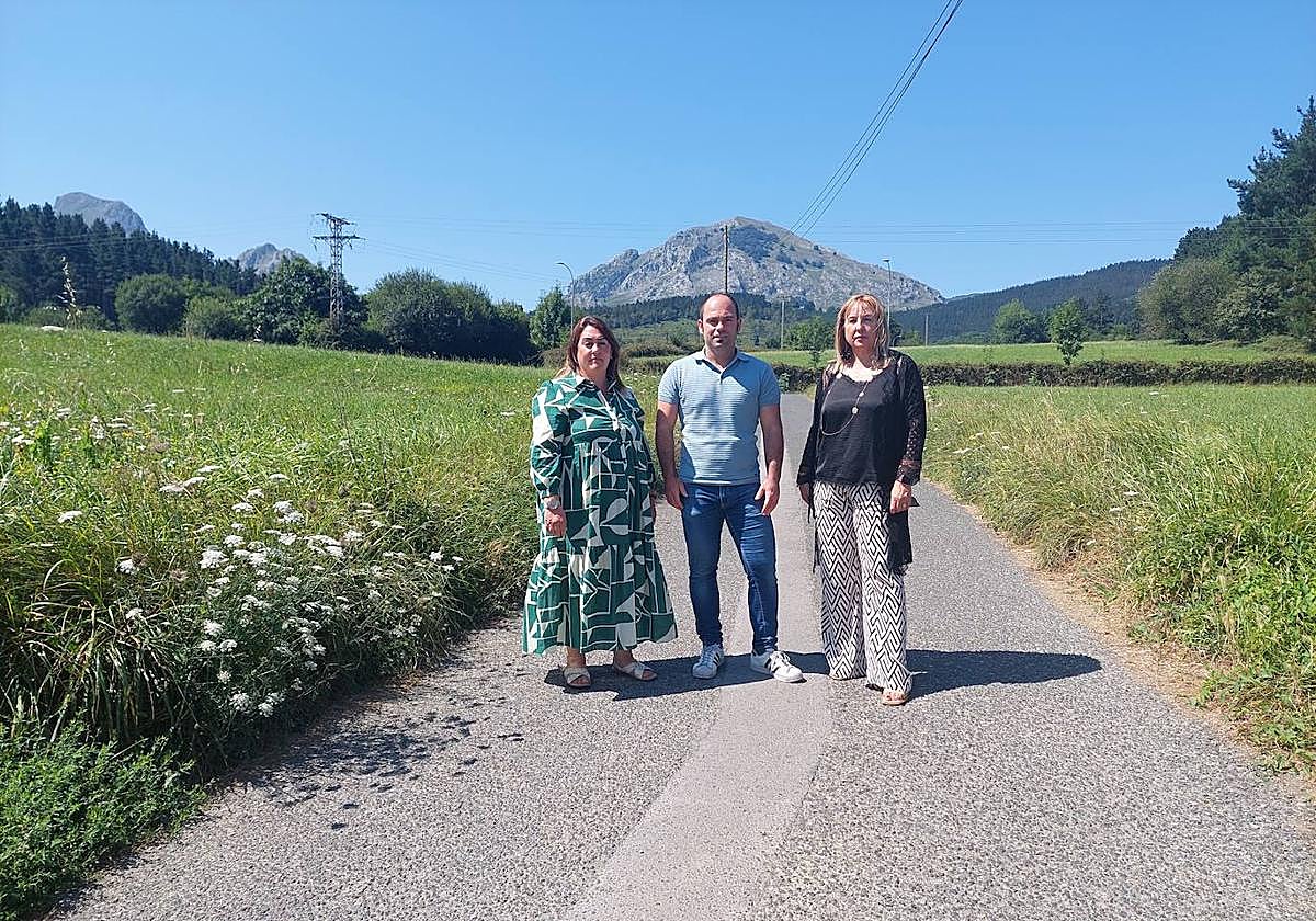 El equipo de gobierno posa en la pendiente del acceso a la nueva residencia de mayores en Abadiño.