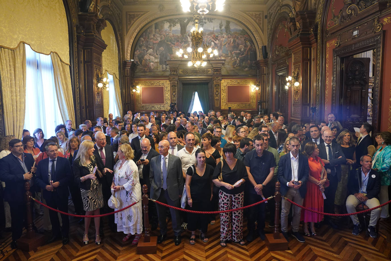 Vista general de los asistentes al Palacio de la Diputación foral de Bizkaia con motivo de la recepción de San Ignacio.