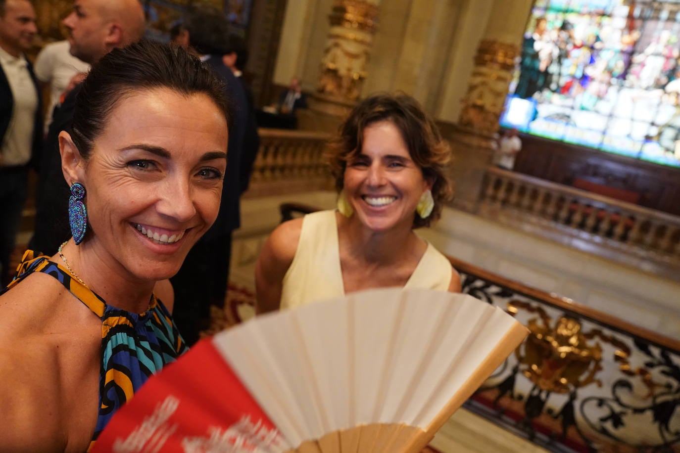 Virginia Berasategi, campeona mundial de trialtón junto a Susana Andrés, directora comercial de Laboral Kutxa.