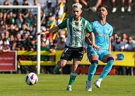 Imagen secundaria 1 - Imanol García de Albéniz, Yeray y Muniain, durante el duelo ante el conjunto cántabro