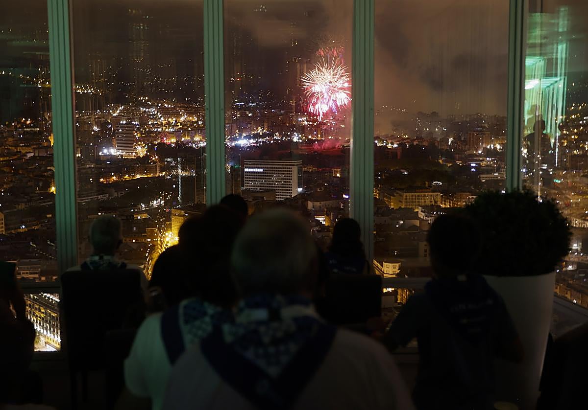 Los fuegos artificiales desde la Torre Iberdrola en las fiestas de Bilbao de 2022.